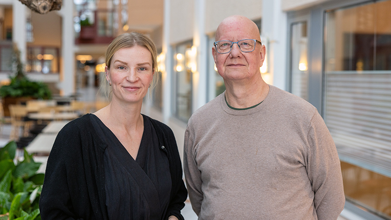 Två personer står bredvid varandra