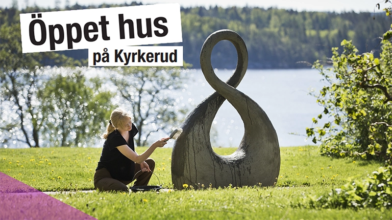 Kvinna bredvid en skulptur på en gräsmatta med en sjö och skog i bakgrunden. Text på bilden: Öppet hus på Kyrkerud.