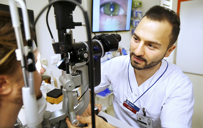 Ögonläkare undersöker patients öga.