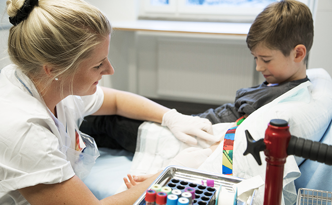 Sjuksköterska tar blodprov på ett barn.