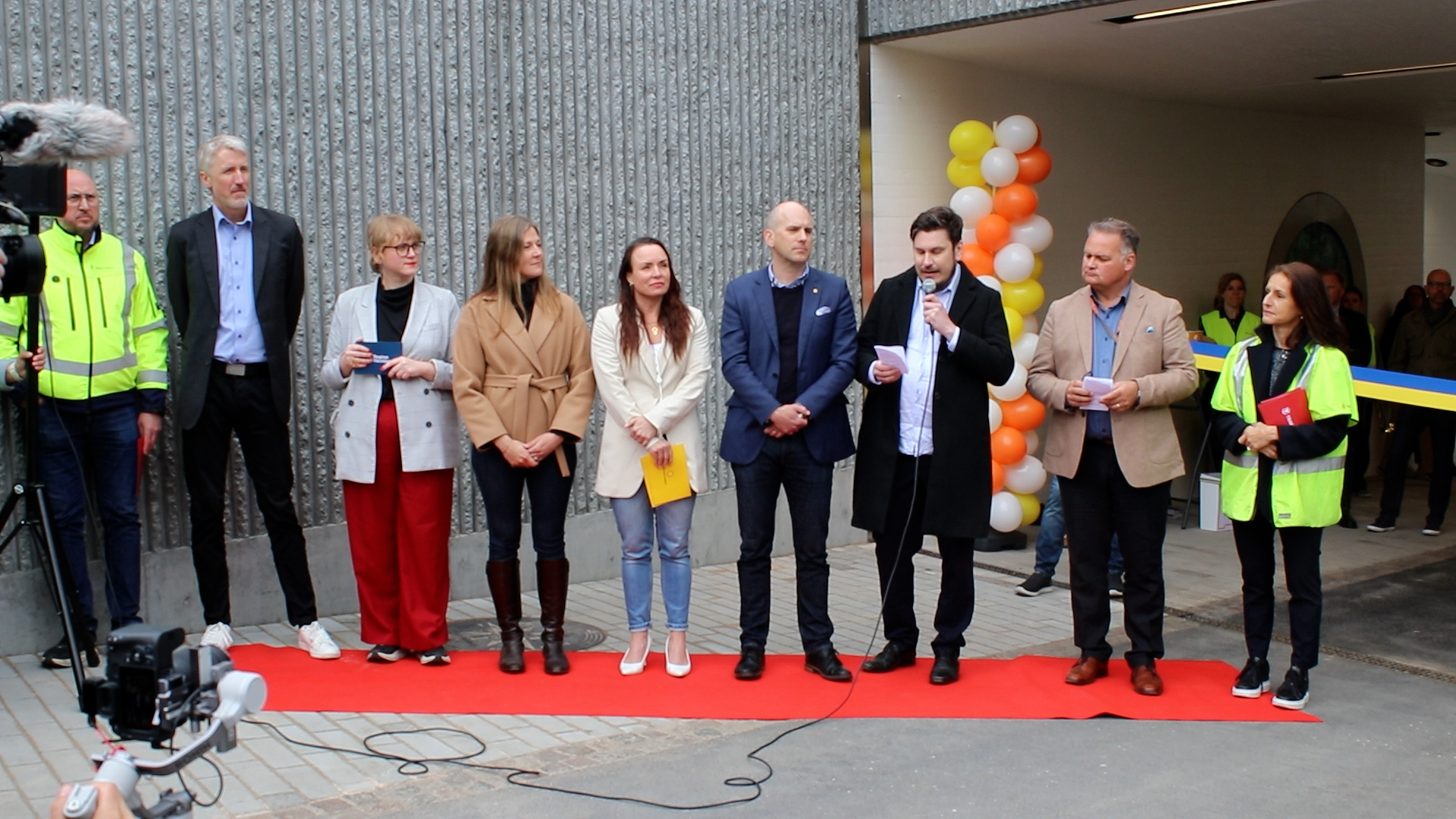 Nio personer står på rad för att inviga Vikenpassagen.