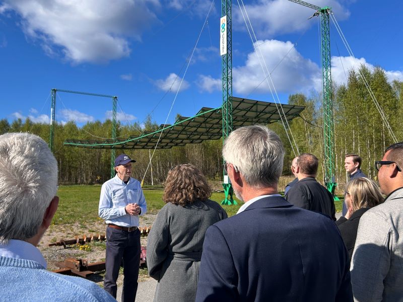 Gruppen får en guidad tur av solceller.