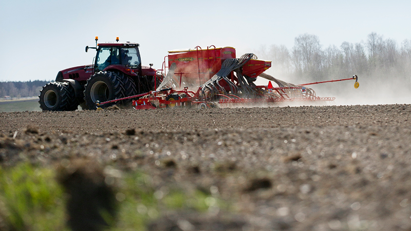Bild som visar en traktor som plöjer en åker.