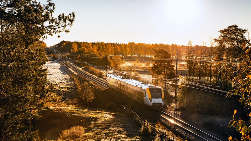 Ett Värmlandstrafikståg som far fram genom frostigt landskap