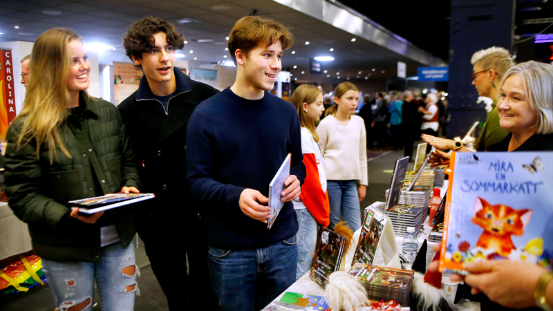 Tre ungdomar på bokfestival.
