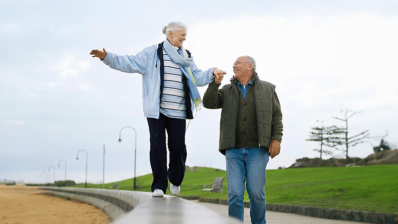 En person snubblar på en mattkant.