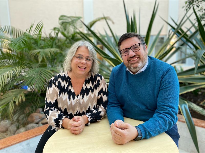 Projektledarna tittar in i kameran och ler.