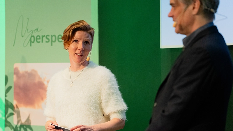 En kvinna och en man på en scen.