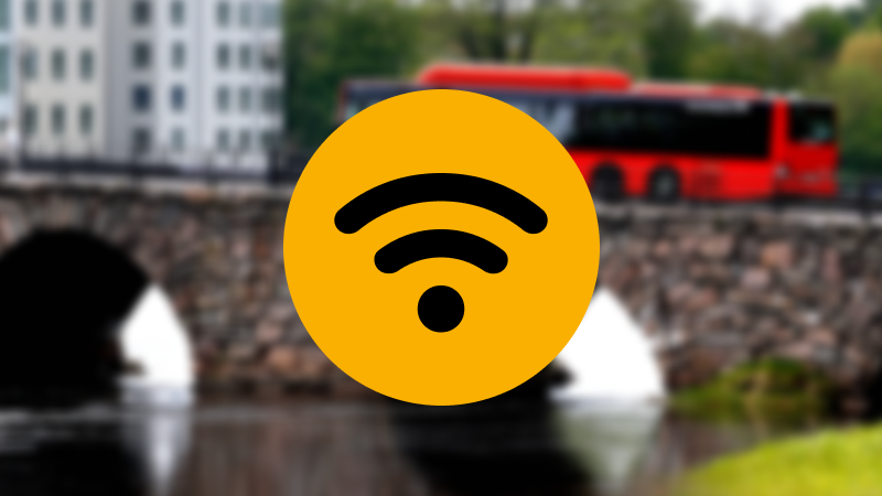 En orange stadsbuss som 