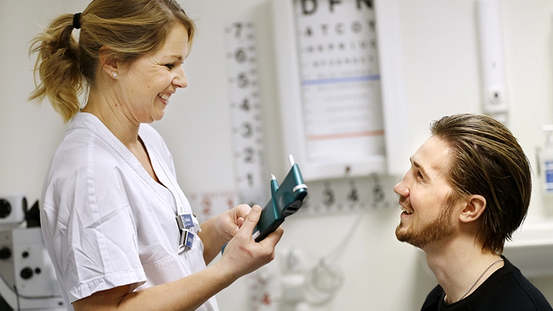 Läkare och patient skrattar tillsammans.