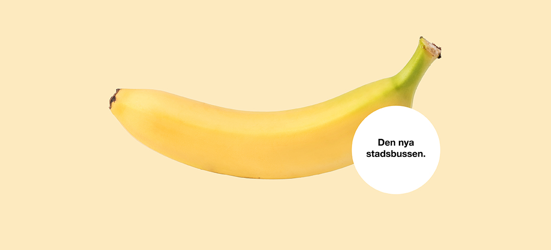 Båtbuss som åker på vatten med mycket grönska runt omkring