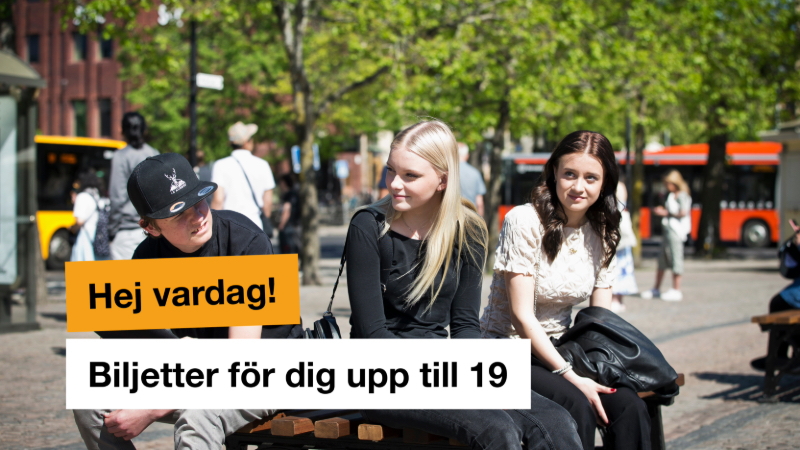 Tre ungdomar väntar på buss på Stora torget i Karlstad. Dekaler i vitt och gul med texten Hej Vardag! Biljetter för dig upp till 19.