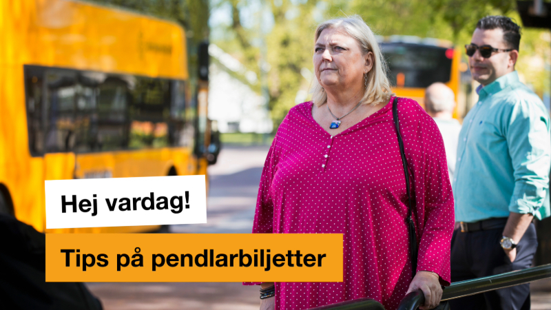 En kvinna och en man väntar på sin buss. I bakgrunden finns två gula Värmlandstrafikbussar. Två puffar i vitt och gult finns framför bilden. Där står det Hej vardag! Tips på pendlarbiljetter.