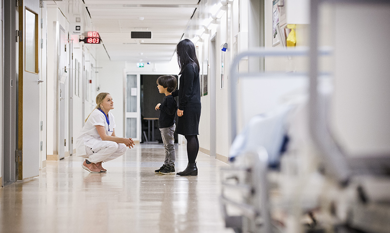 Sjuksköterska möter barn och mamma
