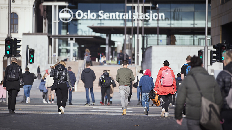 Utanför entrén på Oslo Sentralstasjon. 