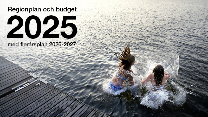 Barn som badar. Text: Regionplan och budget 2025 med flerårsplan 2026-2027. 