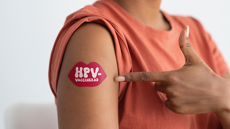 Plåster med texten HPV-vaccinerad