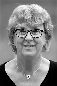 Svartvit ansiktsbild av Ann-Catrin Öberg.