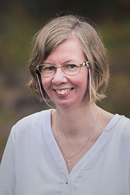 Porträttfoto av Carin Svensson som är lärare i svenska och engelska på Klarälvdalens folkhögskola.