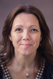 Porträttfoto av Caroline Mattsson som är lärare i svenska