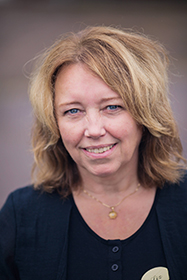 Porträttfoto av Liz Persson som är lärare i naturkunskap, matematik och svenska som andraspråk på Klarälvdalens folkhögskola.
