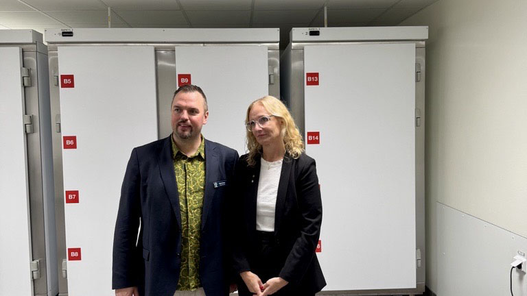 Man och kvinna i kylrummet vid bårhuset i Kristinehamn.