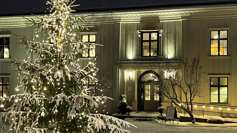 Alsters herrgård julpyntad och i snö