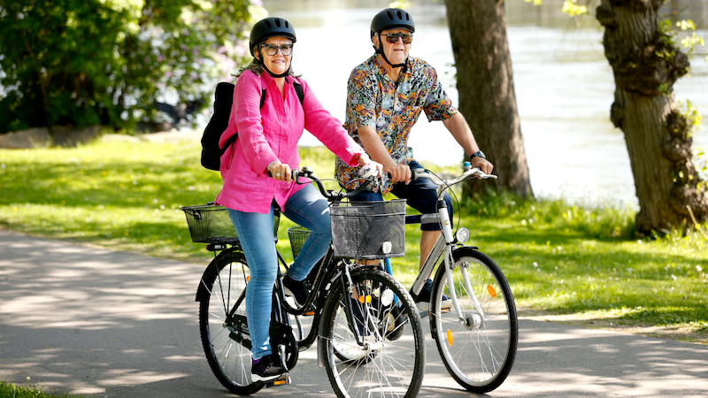 Två personer cyklar i Karlstad