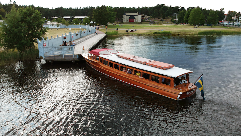 Båtbuss som anlägger vid Mariebergsskogen i Karlstad, bilden är tagen uppifrån