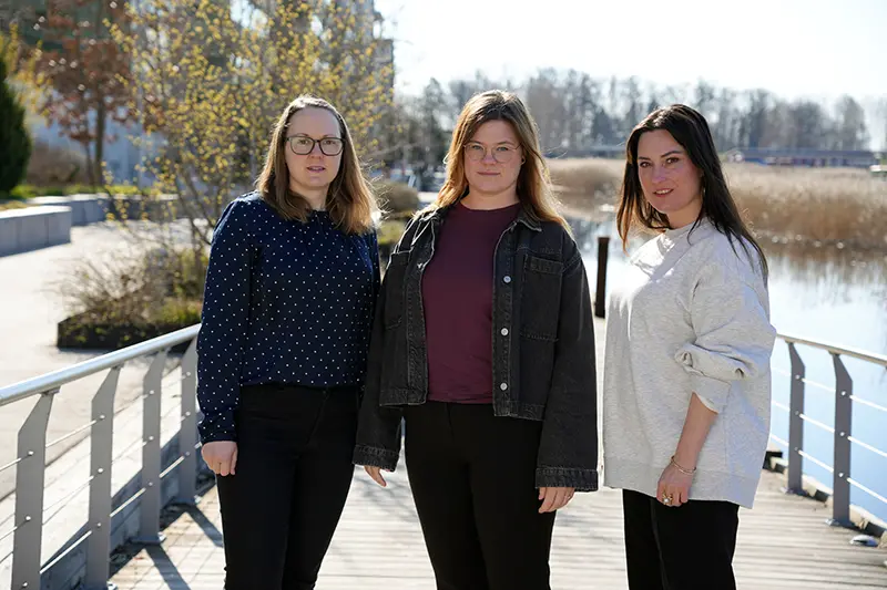 Tre kvinnor i utomhusmiljö
