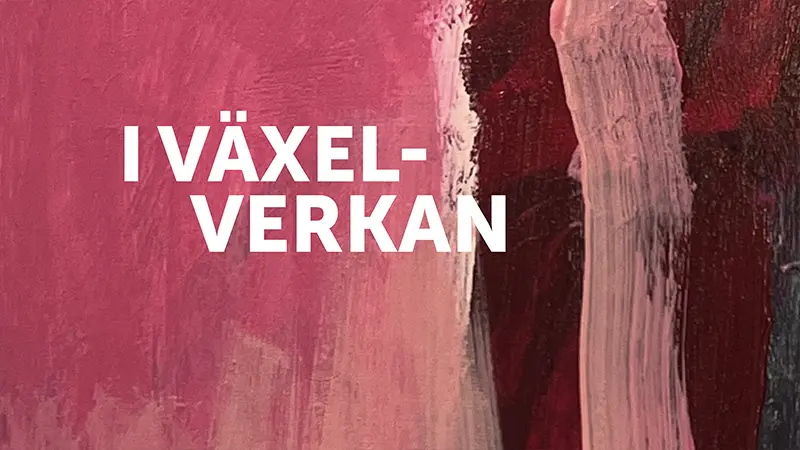 Inzoomad röd bakgrund som ser ut som målad duk med tydliga penseldrag. Vit text över "I VÄXELVERKAN"