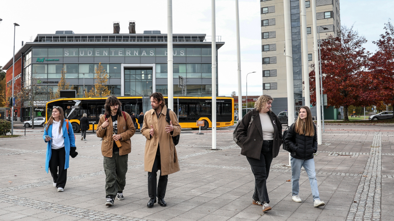 Studenter som väntar på bussen vid Karlstads universitet 