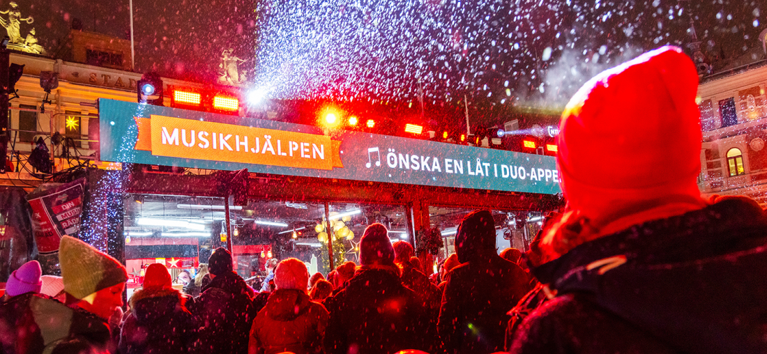 Båtbuss som åker på vatten med mycket grönska runt omkring