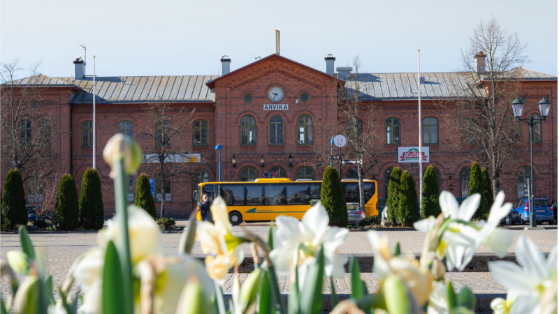 En buss som åker framför Arvika station