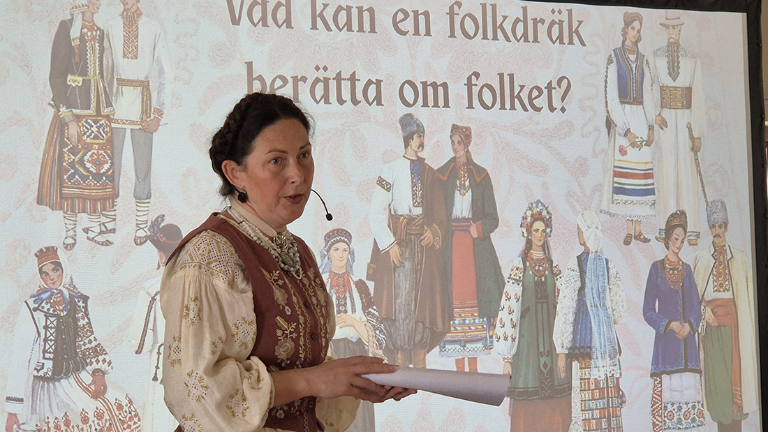 Kvinna i folkdräkkt 
