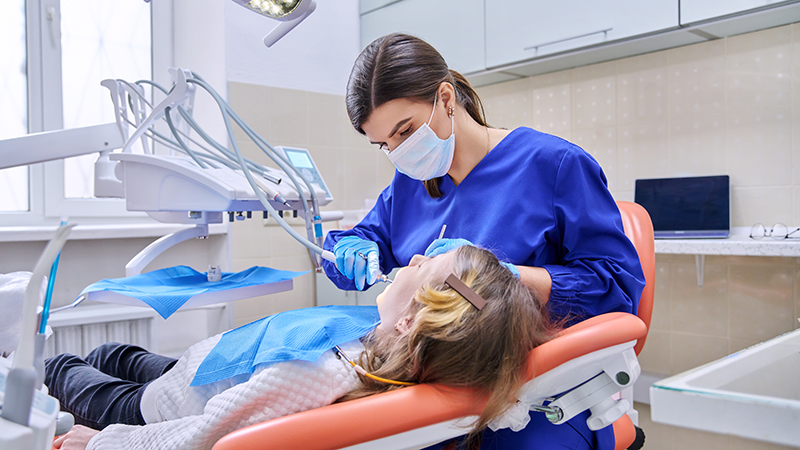en patient undersöks av tandläkare