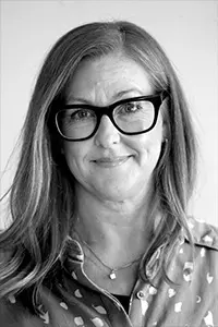 Svartvit ansiktsbild av Lisa Schröder.