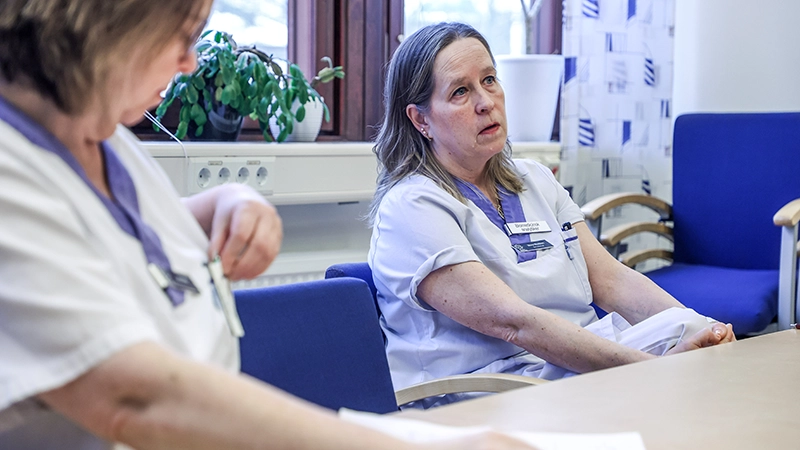 Kvinna som sitter vid ett bord.