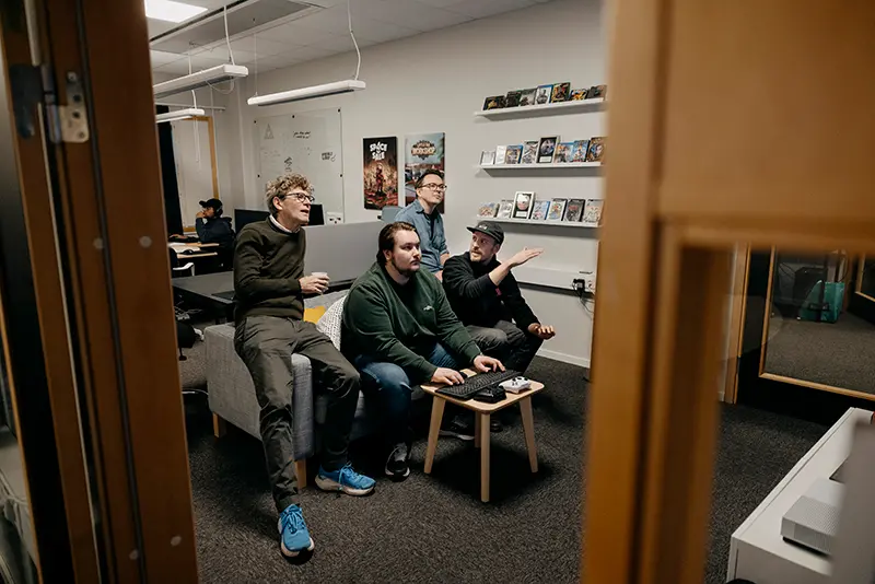 Grupp av människor i The Great Journeys lokaler