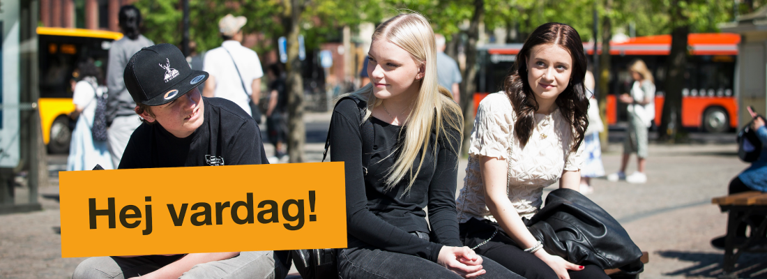 Båtbuss som åker på vatten med mycket grönska runt omkring