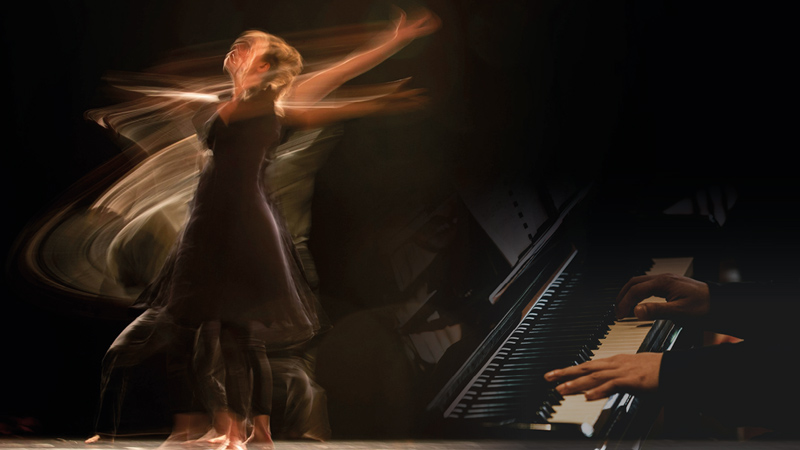 Collage dansande kvinna och pianohänder.