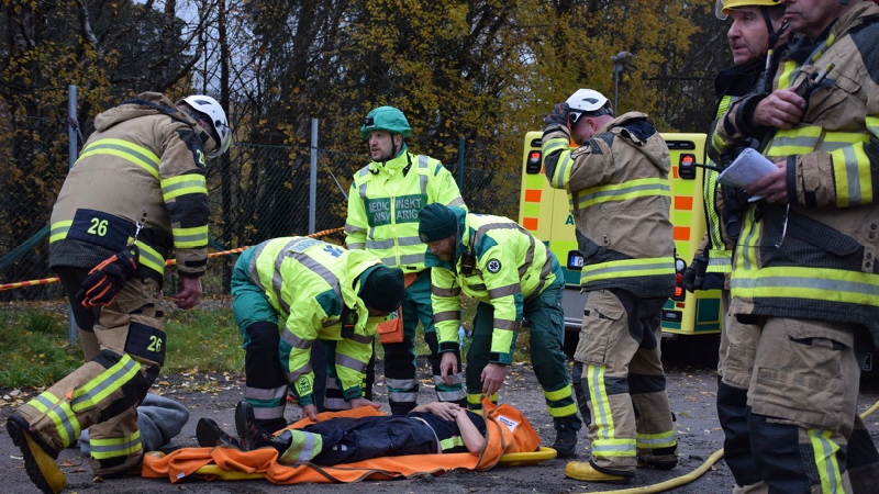 Räddningstjänst och ambulanssjukvård samarbetar under en övning.