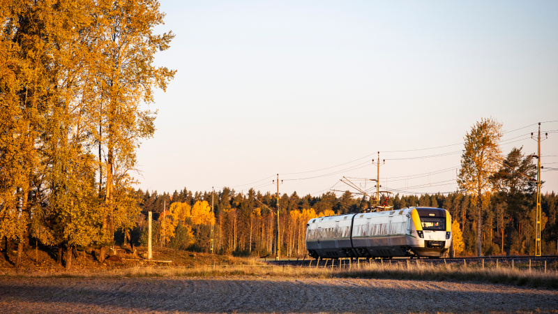 Ett Värmlandstrafiks tåg i sol. 