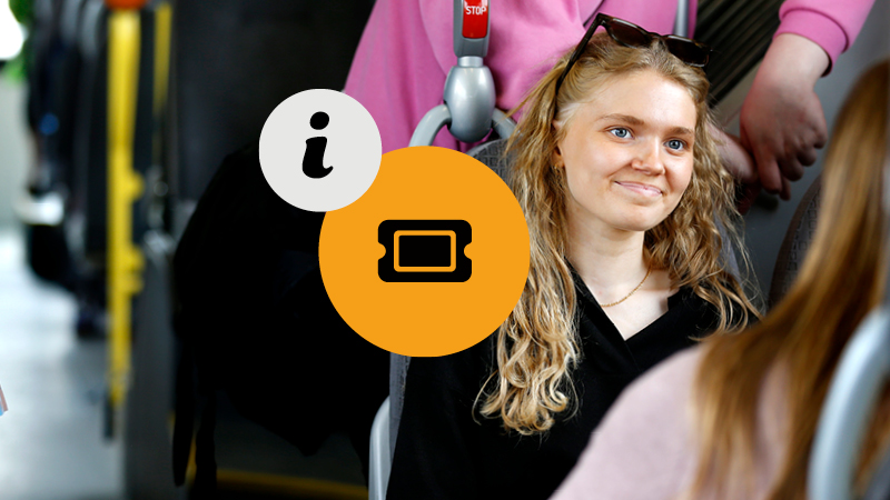 Ungdomar ombord på buss. Framför dem finns en gul informationsikon med en biljett i.