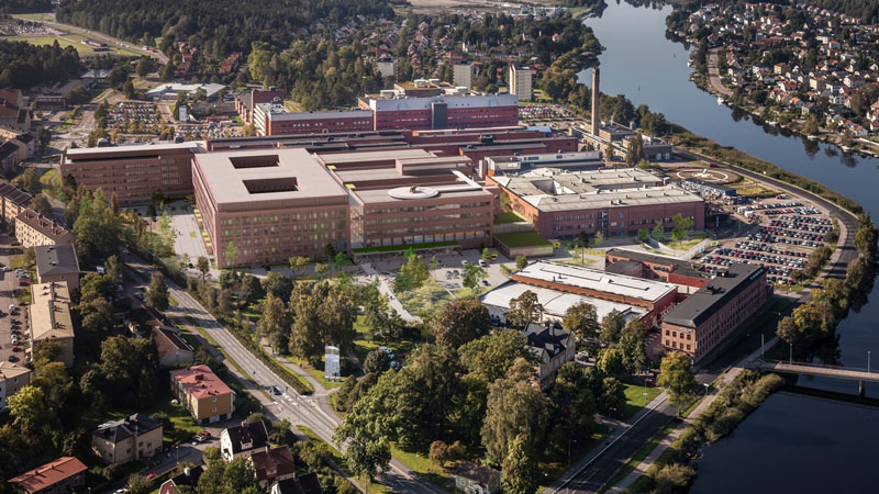 En flygbild som visar hur Centralsjukhusets byggnader kommer att se ut efter ombyggnation. Bilden är tagen mot söder och i högerkanten syns Klarälven.