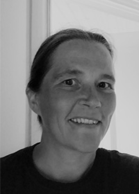 Porträttfoto i svartvitt av kursledaren Lise Wichman