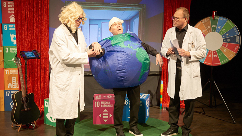 Affisch för teatern Världens show med  Kunskapsteatern