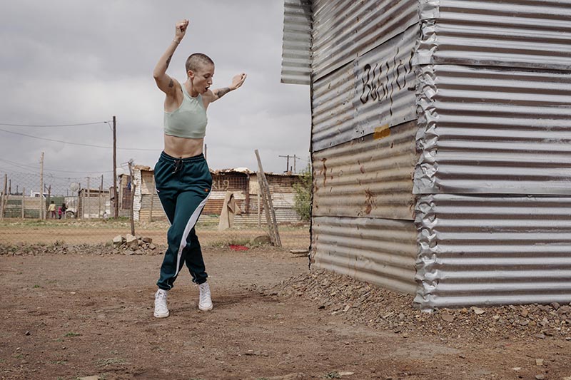 En kvinna som dansar i sydafrikansk kultur