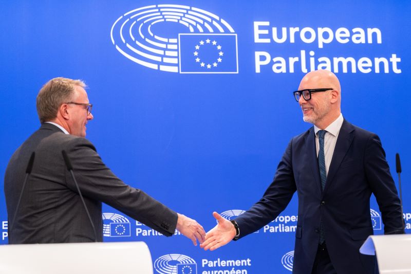 Två män skakar hand.