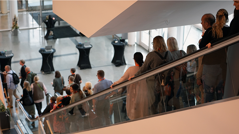 Personer som åker rulltrappa